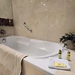 아파트 Chic Parisian Retreat Near Louvre, Cafes & Couture 파리