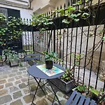 Chic Parisian Retreat Near Louvre, Cafes & Couture *