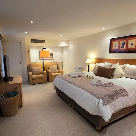 Chic Parisian Retreat Near Louvre, Cafes & Couture 아파트