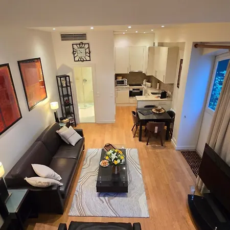 아파트 Chic Parisian Retreat Near Louvre, Cafes & Couture 파리