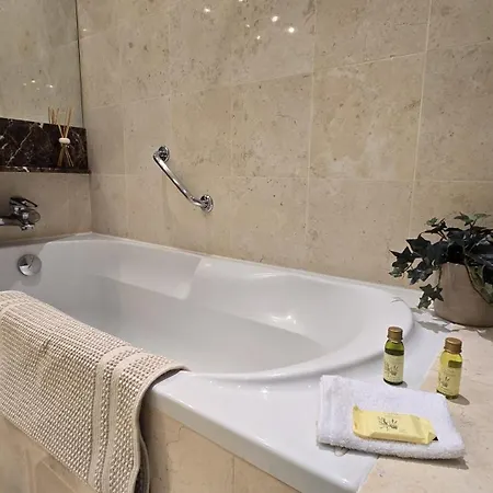 아파트 Chic Parisian Retreat Near Louvre, Cafes & Couture 파리