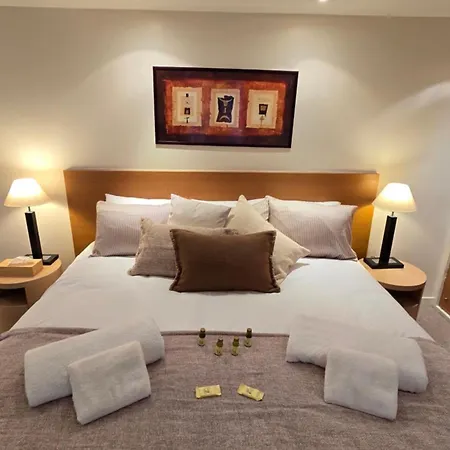 Chic Parisian Retreat Near Louvre, Cafes & Couture 아파트 *