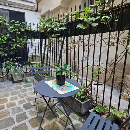 Chic Parisian Retreat Near Louvre, Cafes & Couture *